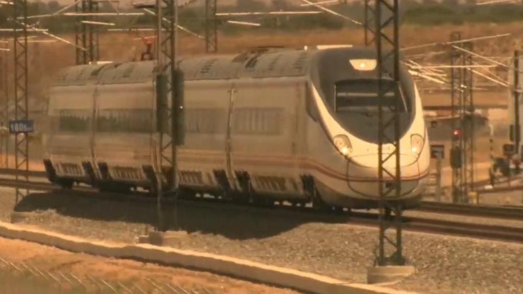 Un tren de mercancías circula por la red ferroviaria. Europa Press