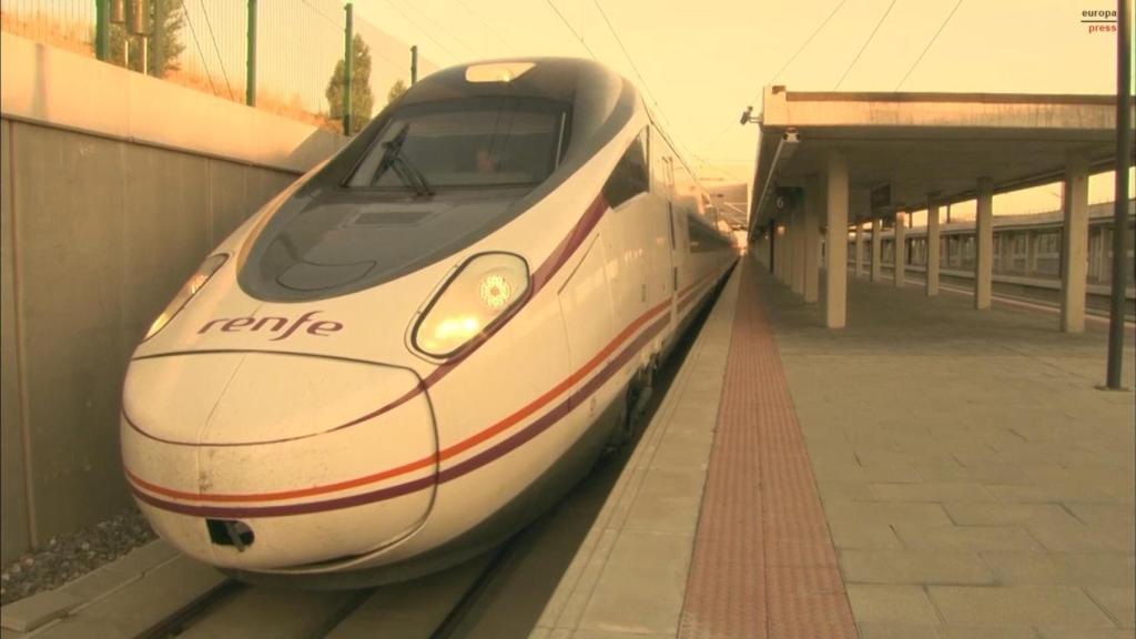 Un tren de alta velocidad listo para iniciar su servicio en una estación de viajeros. Europa Press