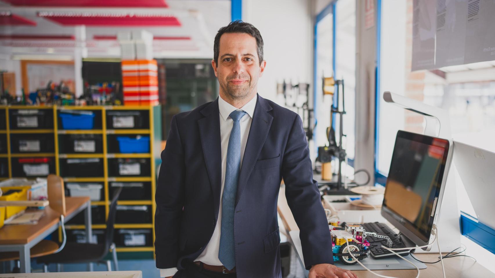 Dinis Costa, director del SEK-El Castillo, en una de las aulas del centro para El ESPAÑOL.