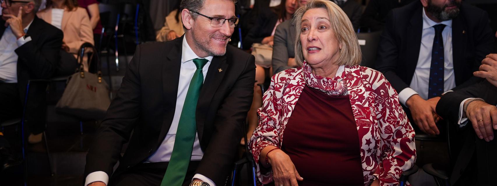 Víctor Manuel Martín López, director general de Eurocaja Rural, y Esther Esteban, presidenta ejecutiva de EL ESPAÑOL de Castilla-La Mancha; segunda jornada del Wake Up, Spain! Wake Up, Europe! 'Crecimiento, cohesión e incertidumbre'.