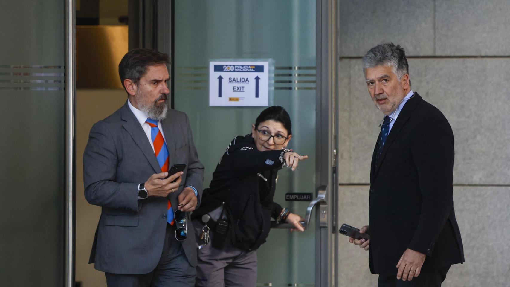El exsenador y exdirector de la Policía Ignacio Cosidó (d) a las puertas de la Audiencia Nacional.