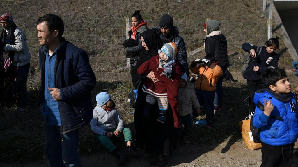 Grupos de inmigrantes en la zona fronteriza de Evros.