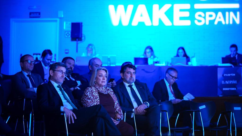 Esther Esteban, presidenta ejecutiva de EL ESPAÑOL de Castilla-La Mancha junto al director general de Eurocaja Rural, Víctor Manuel Martín y del director de relaciones institucionales de la entidad, Miguel Ángel Escalante.