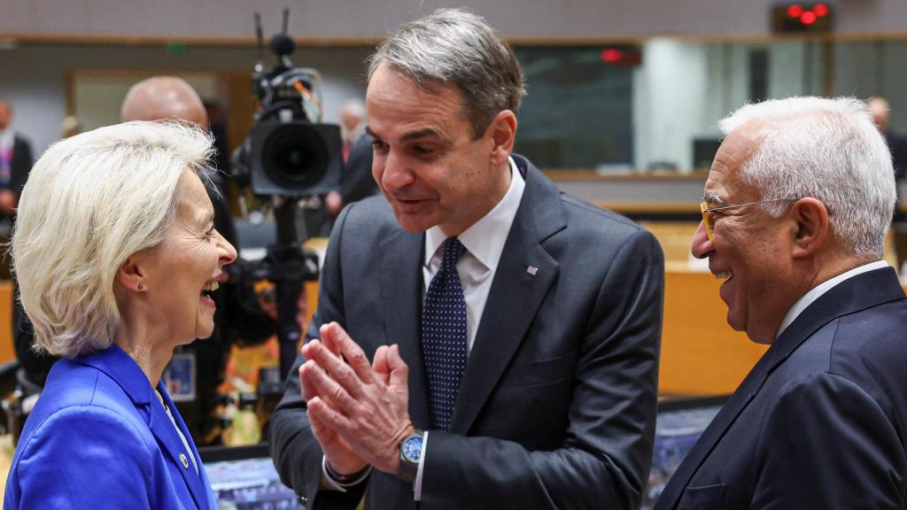 Mitsotakis (en el centro), junto a Von der Leyen y Antonio Costa, máximas autoridades de la UE.