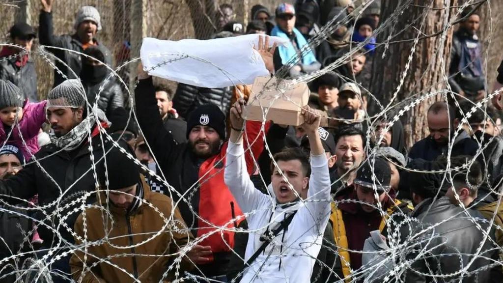 Grupo de inmigrantes tratan de cruzar la frontera oriental que separa Turquía de Grecia.