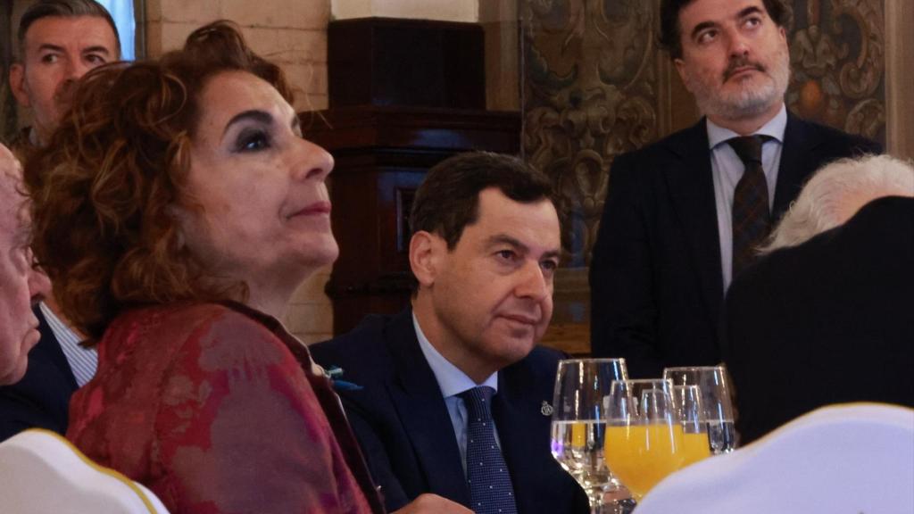 El presidente Juanma Moreno, y la secretaria general del PSOE-A, María Jesús Montero, en el hotel Alfonso XIII de Sevilla