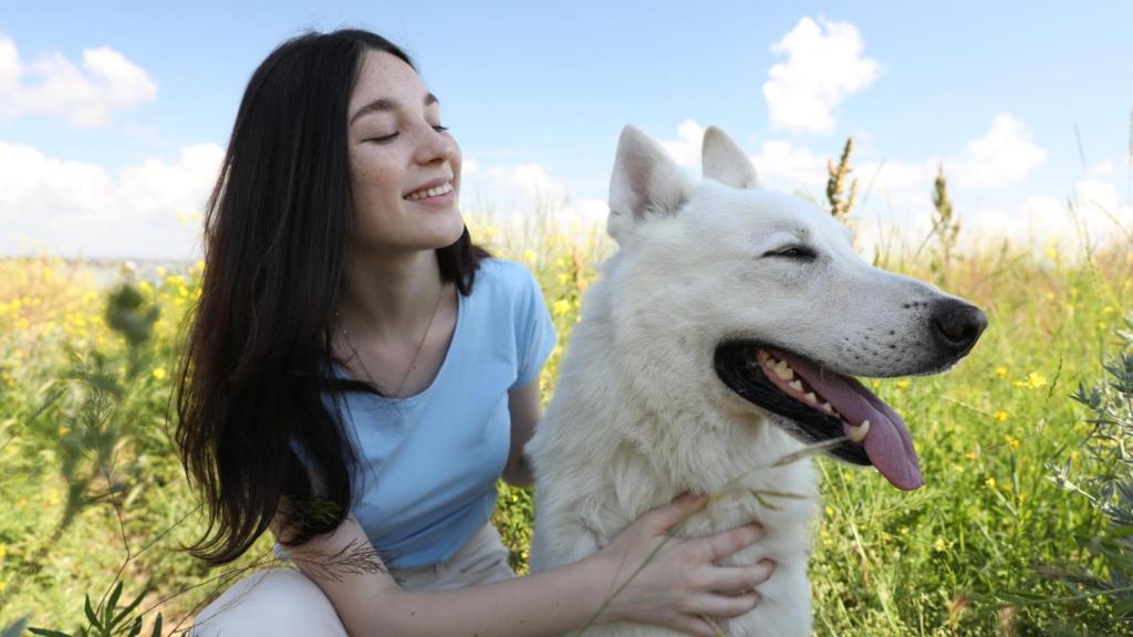 Una joven con su perro