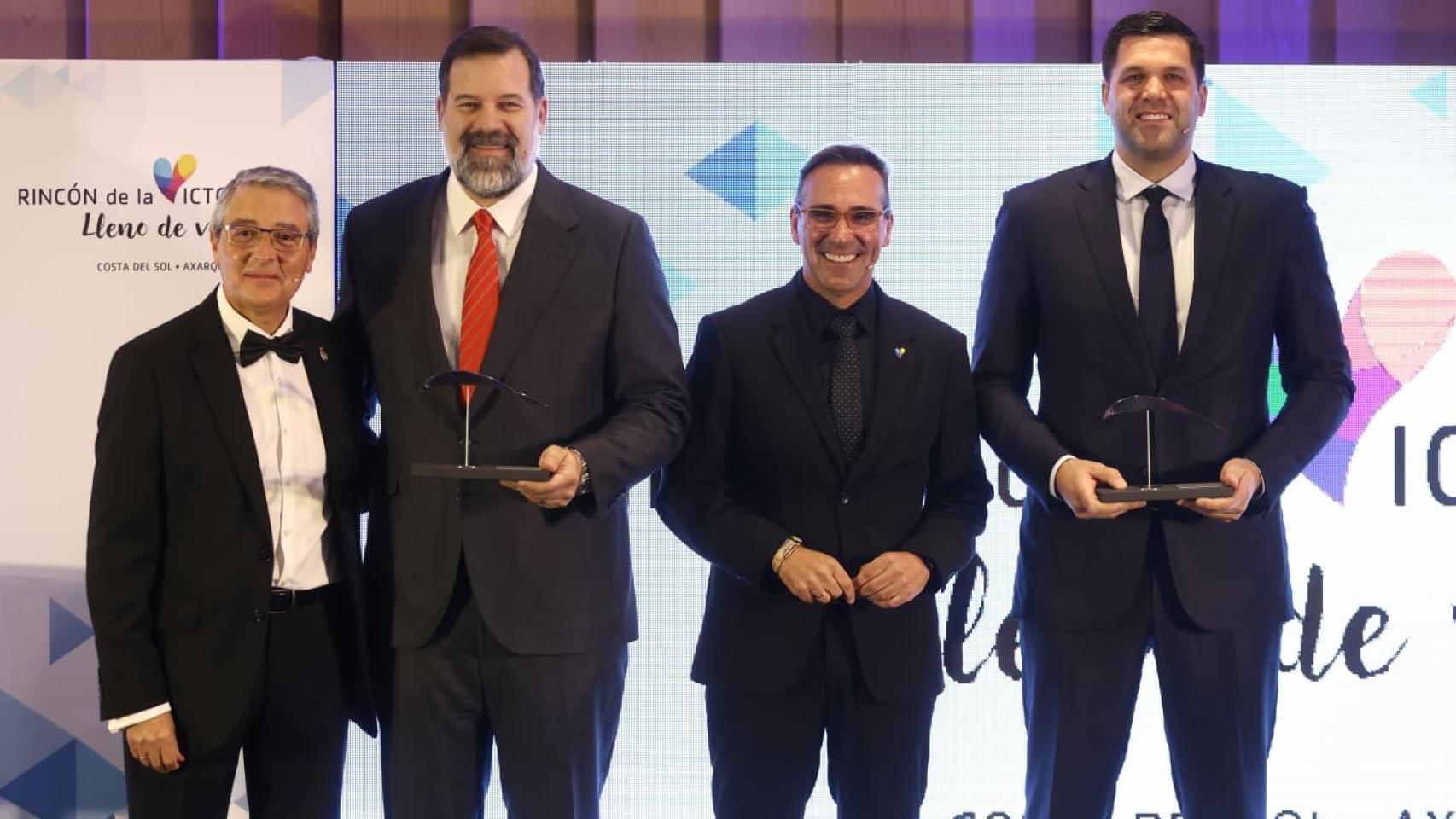 Los hermanos Reyes recogiendo su Boquerón de Plata.