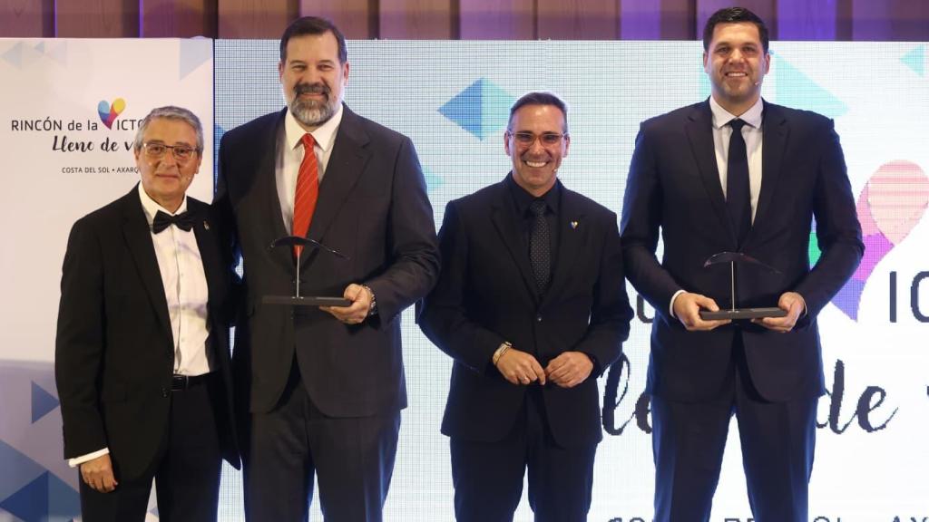 Los hermanos Reyes recogiendo su Boquerón de Plata.