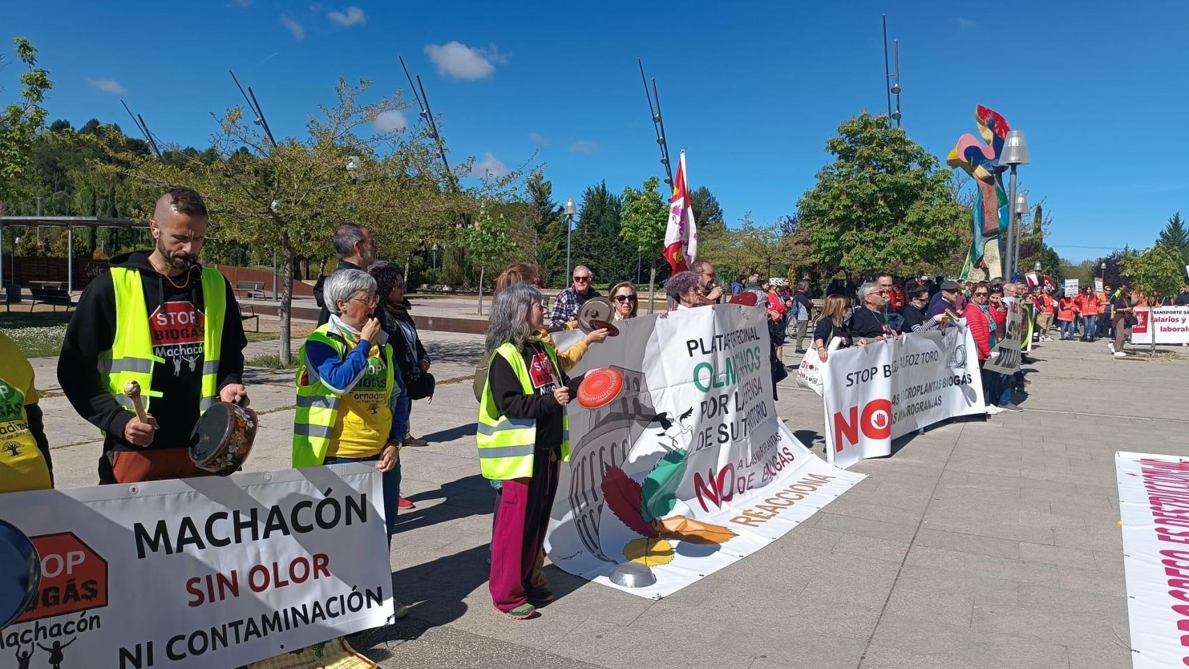 Cacerolada ante las Cortes contra las plantas de biogás y biometano