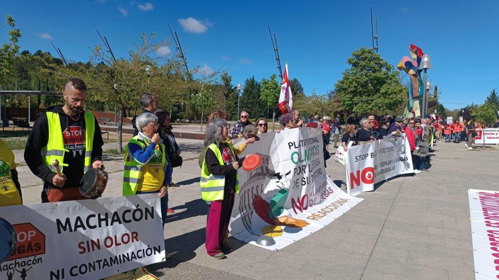 Cacerolada ante las Cortes contra las plantas de biogás y biometano