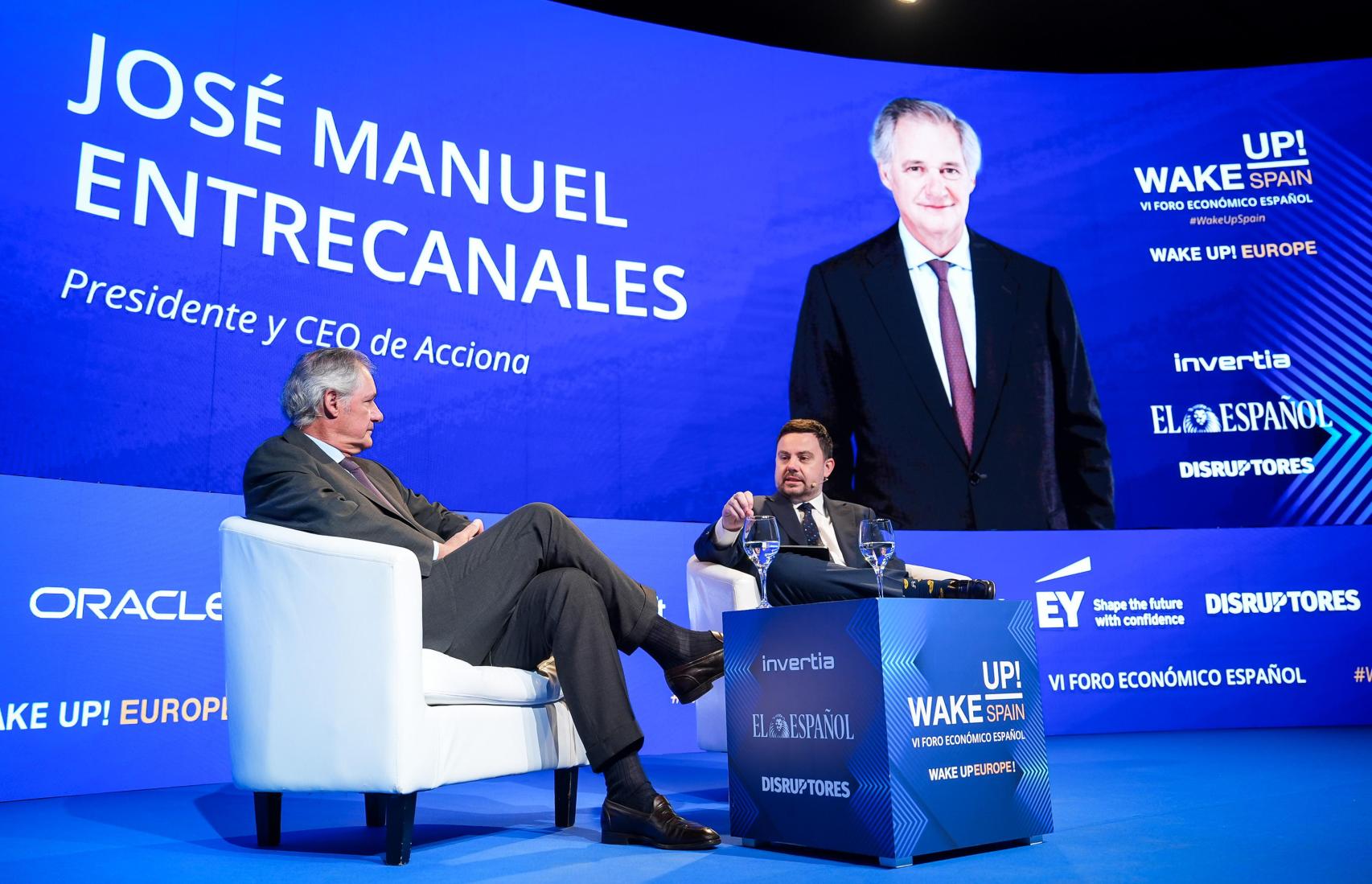 José Manuel Entrecanales, presidente y CEO de Acciona, y Arturo Criado, subdirector de EL ESPAÑOL  e Invertia.