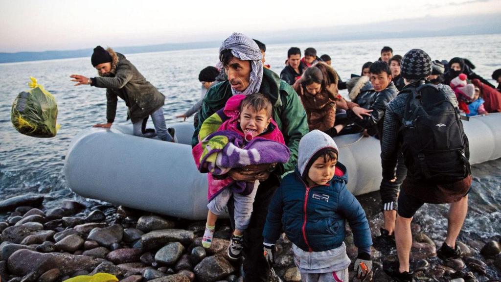 Inmigrantes entran en Europa procedentes de Turquía por la frontera de Evros.