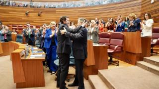 El presidente de la Junta en funciones, Alfonso Fernández Mañueco, abraza al nuevo presidente de las Cortes, Francisco Vázquez, durante la sesión constitutiva del Parlamento autonómico, este martes