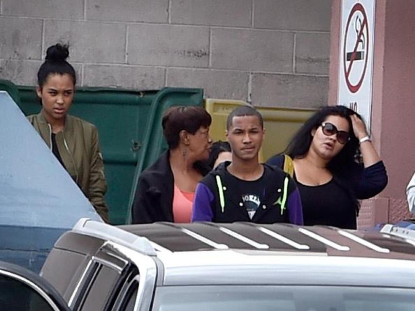 Liza Morales, primera esposa de Lamar, con sus dos hijos del matrimonio.