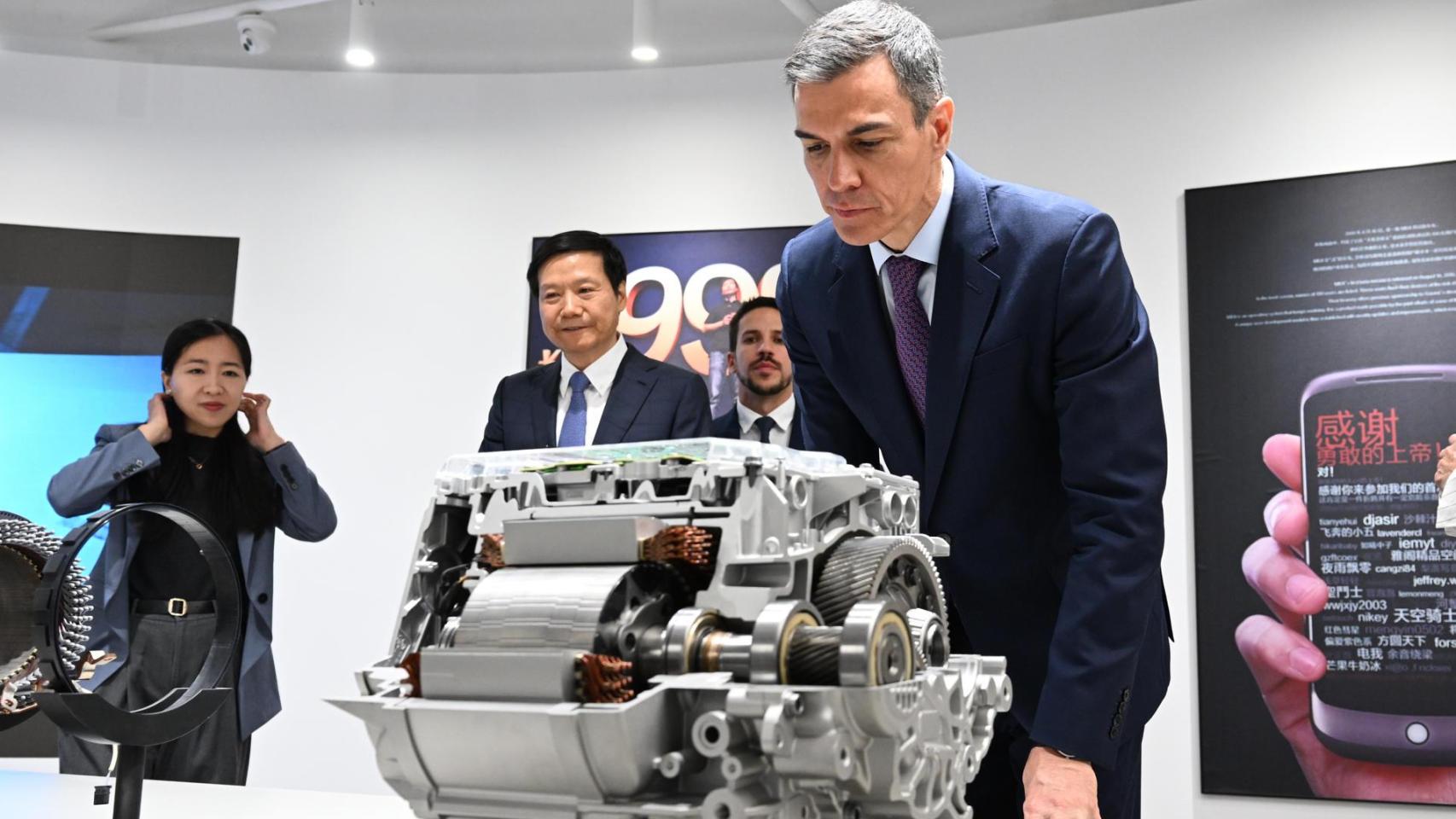 El presidente del Gobierno español, Pedro Sánchez, durante su visita este lunes en Pekín a la sede de la tecnológica Xiaomi junto a su fundador, Lei Juny.