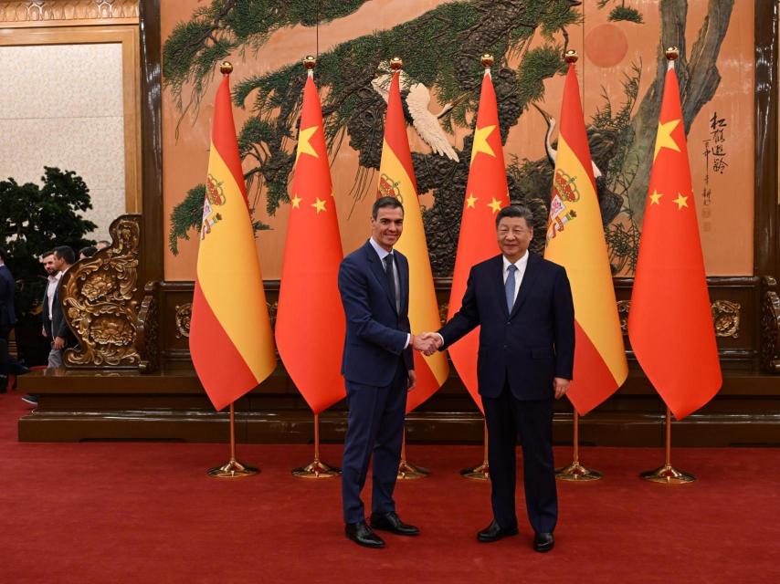 El presidente chino, Xi Jinping, recibe al presidente del Gobierno, Pedro Sánchez, antes de mantener un encuentro en el Gran Palacio del Pueblo de Pekín este martes.