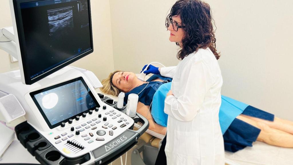 Una paciente se somete a una ecografía de riesgo vascular como parte del chequeo médico personalizado en el hospital Ascires. EE