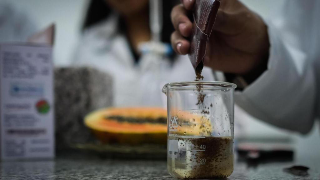 Una estudiante vierte el anticonceptivo masculino Carispermex en un vaso en la Universidad Franz Tamayo, en El Alto (Bolivia).