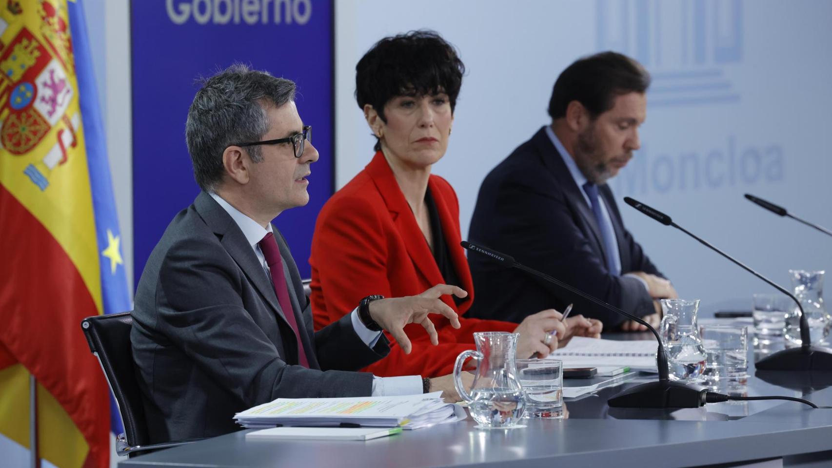 Félix Bolaños, Elma Saiz y Óscar Puente en la rueda de prensa posterior al Consejo de Ministros.