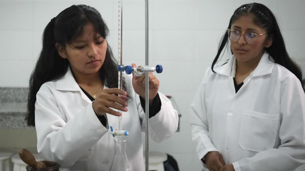 Estudiantes trabajan en un laboratorio de la Universidad Franz Tamayo, en El Alto (Bolivia).