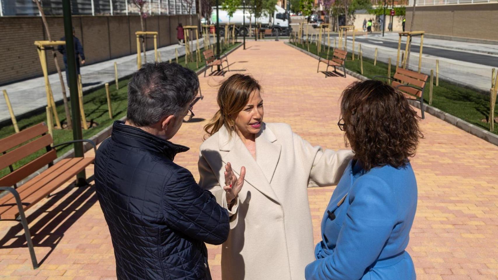 La alcaldesa de Zaragoza en la calle Oeste, junto a la portavoz de Vox y el concejal de Urbanismo.