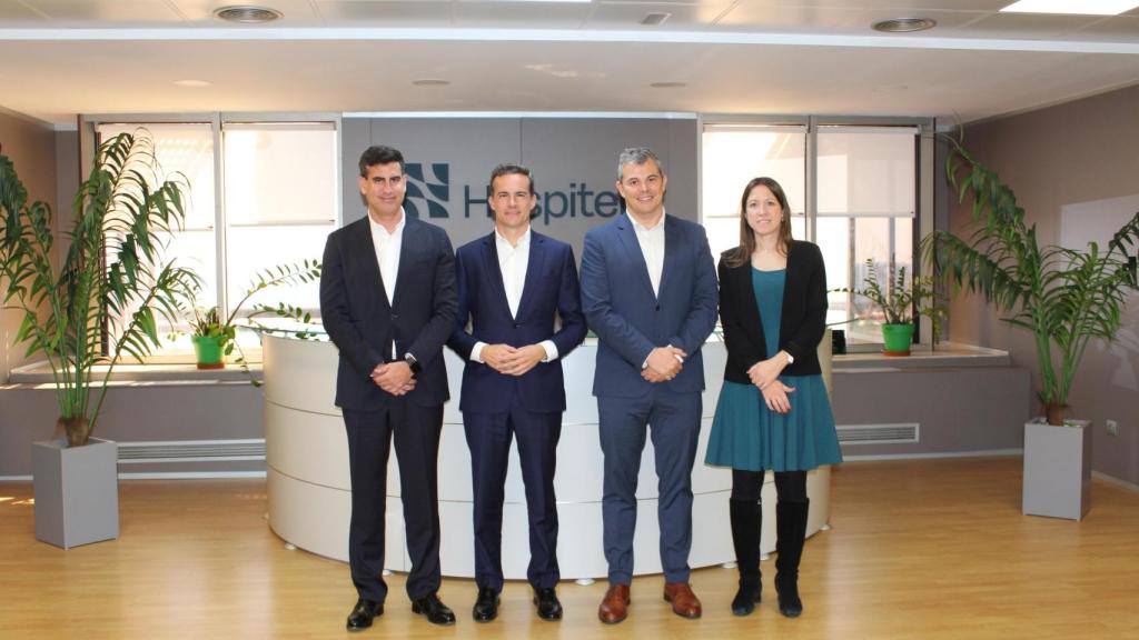 Óscar Elices y Pedro Luis Cobiella (Hospiten) y Alberto Martínez y María de Oyarzábal (Siemens Healthineers)
