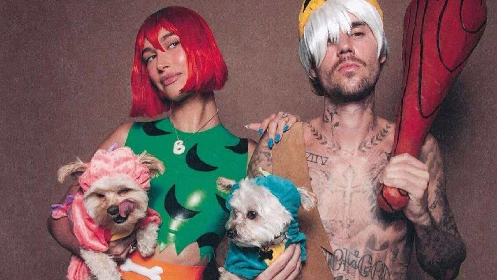 Justin Bieber, Hailey Bieber y sus dos perros.