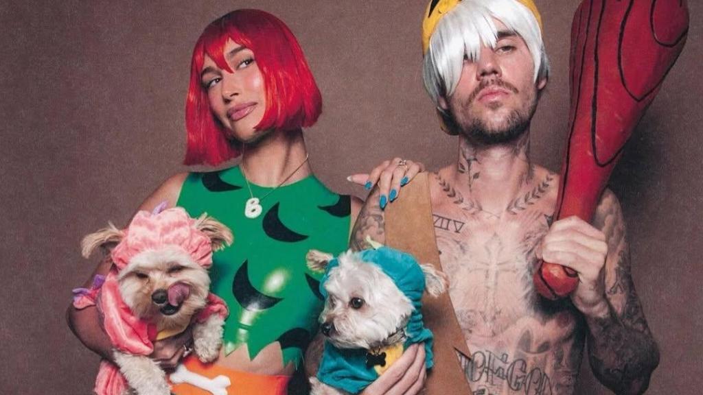 Justin Bieber, Hailey Bieber y sus dos perros.