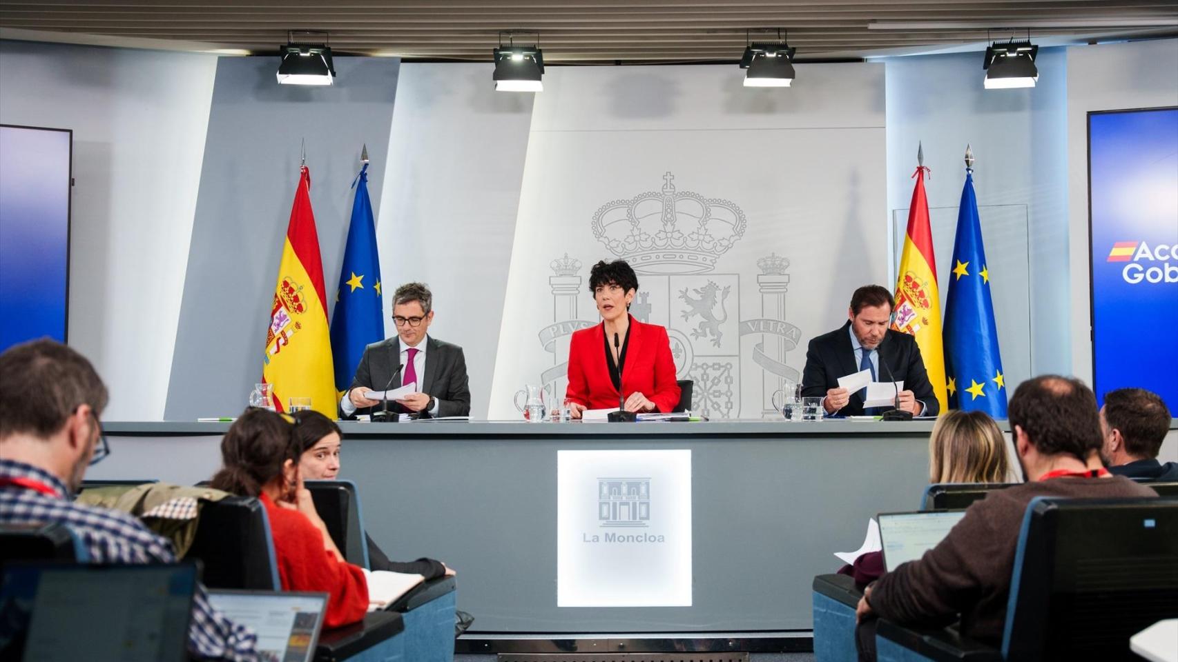 La ministra de Inclusión, Elma Saiz, el ministro de la Presidencia, Félix Bolaños, y el ministro de Transportes, Óscar Puente, este martes en Moncloa.
