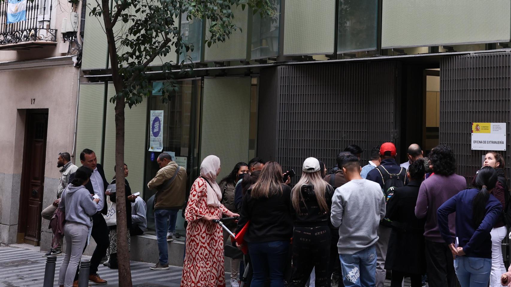 Migrantes en una oficina de extranjería.