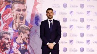 David Villa posando en un acto del Atlético de Madrid.