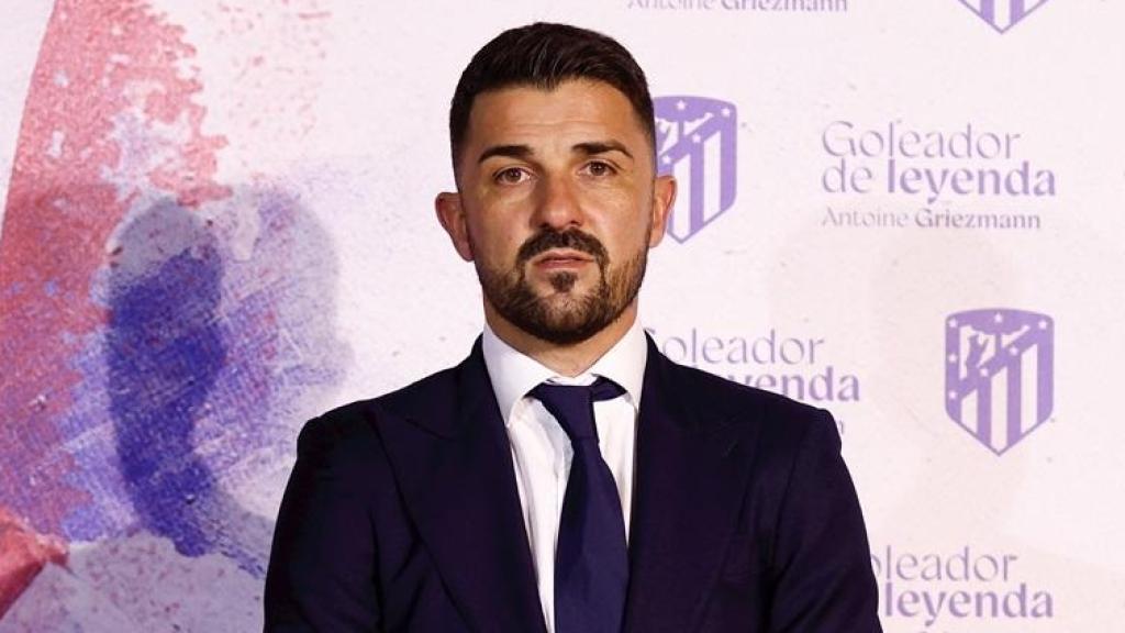 David Villa posando durante un evento del Atlético de Madrid.