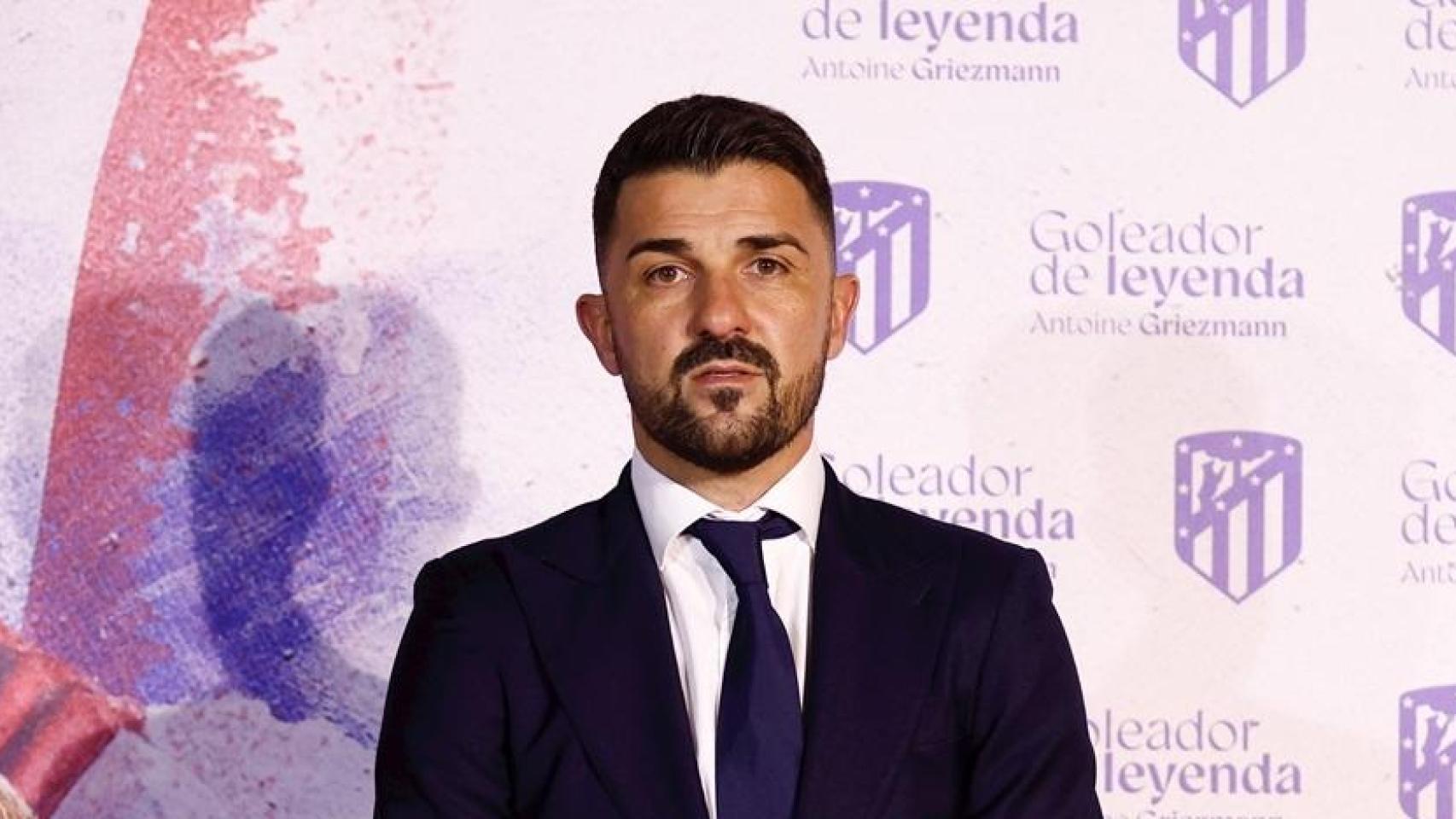 David Villa posando durante un evento del Atlético de Madrid.
