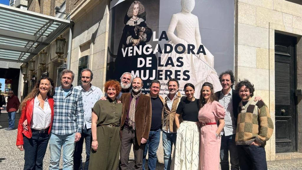 El equipo de 'La vengadora de las mujeres' frente al Teatro Principal.