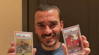 Antoine Griezmann, presumiendo de dos cartas de su colección