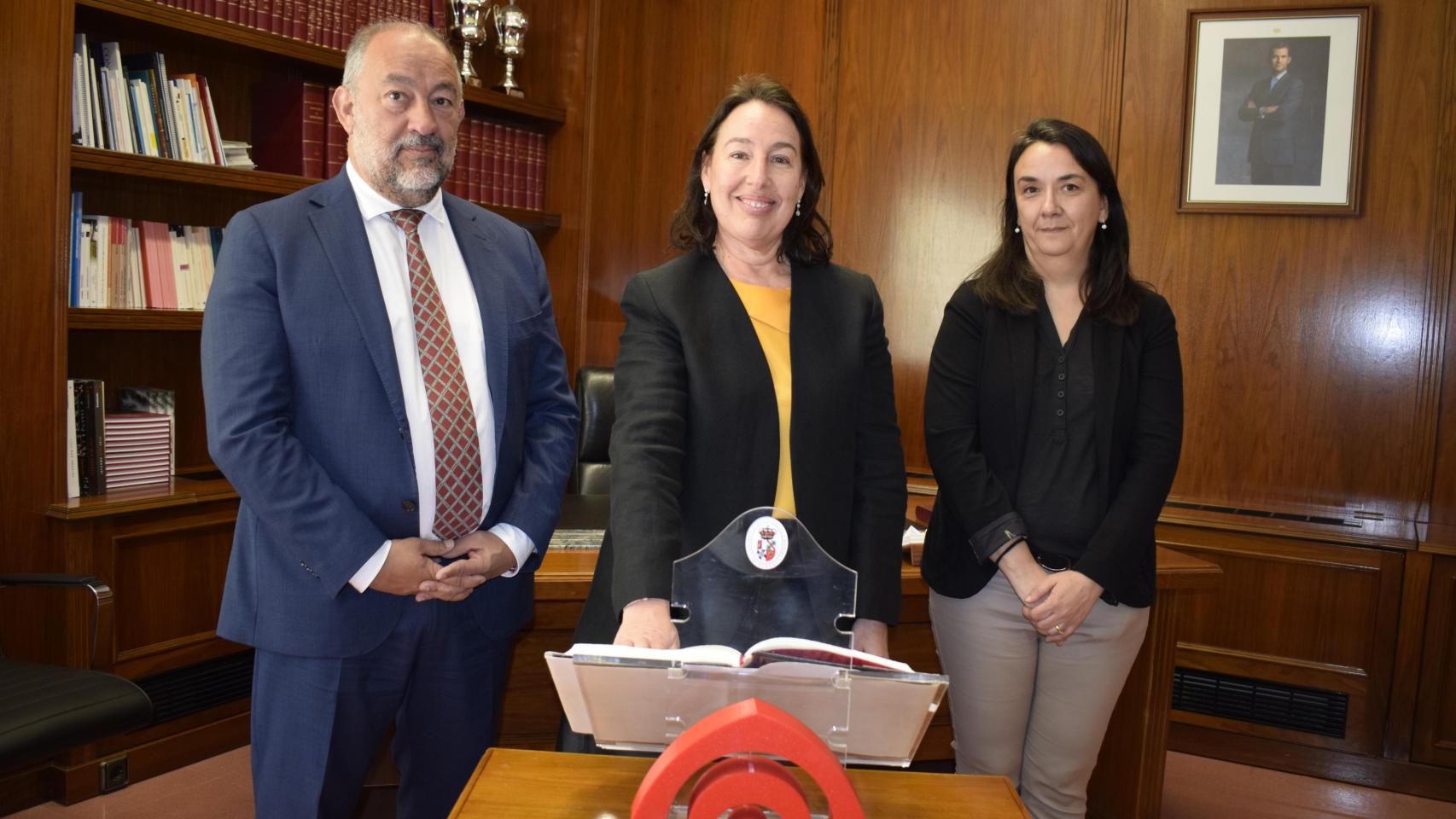 Ana Rivas, nueva vicerrectora de Sostenibilidad e Infraestructuras de la UCLM, junto al rector, Julián Garde.