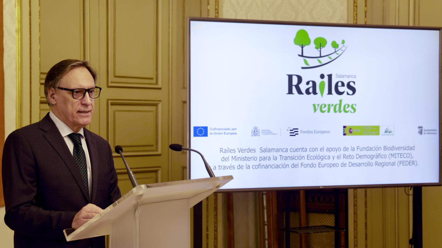 El alcalde de Salamanca, Carlos García Carbayo en la presentación del proyecto ‘Raíles Verdes’.