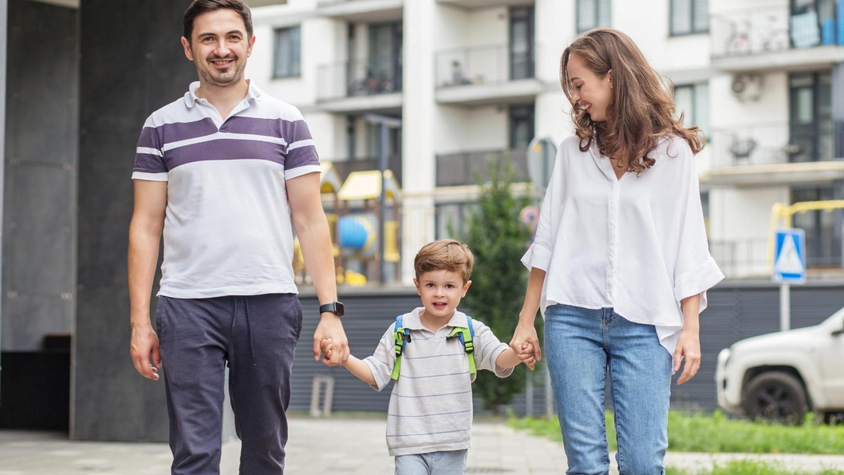Padres llevando a su hijo a la guardería.