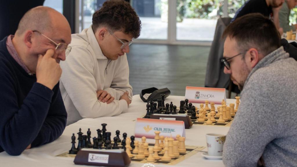 Concentrados en plena partida de ajedrez en el I Open Freestyle de Castilla y León.