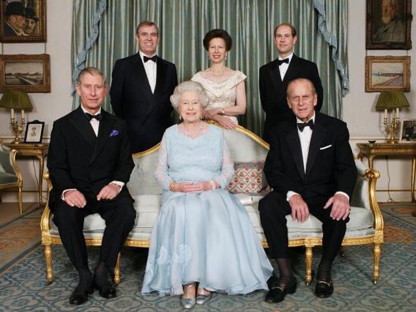 Isabel II y Felipe de Edimburgo con sus hijos, Carlos, Andrés, Ana y Eduardo.