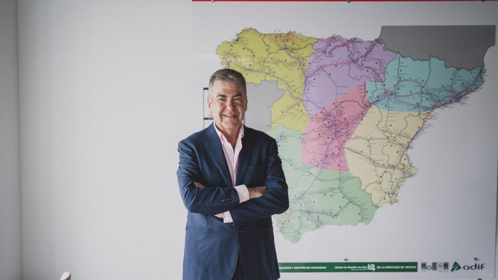 Carlos Bertomeu frente al mapa de la red ferroviaria.