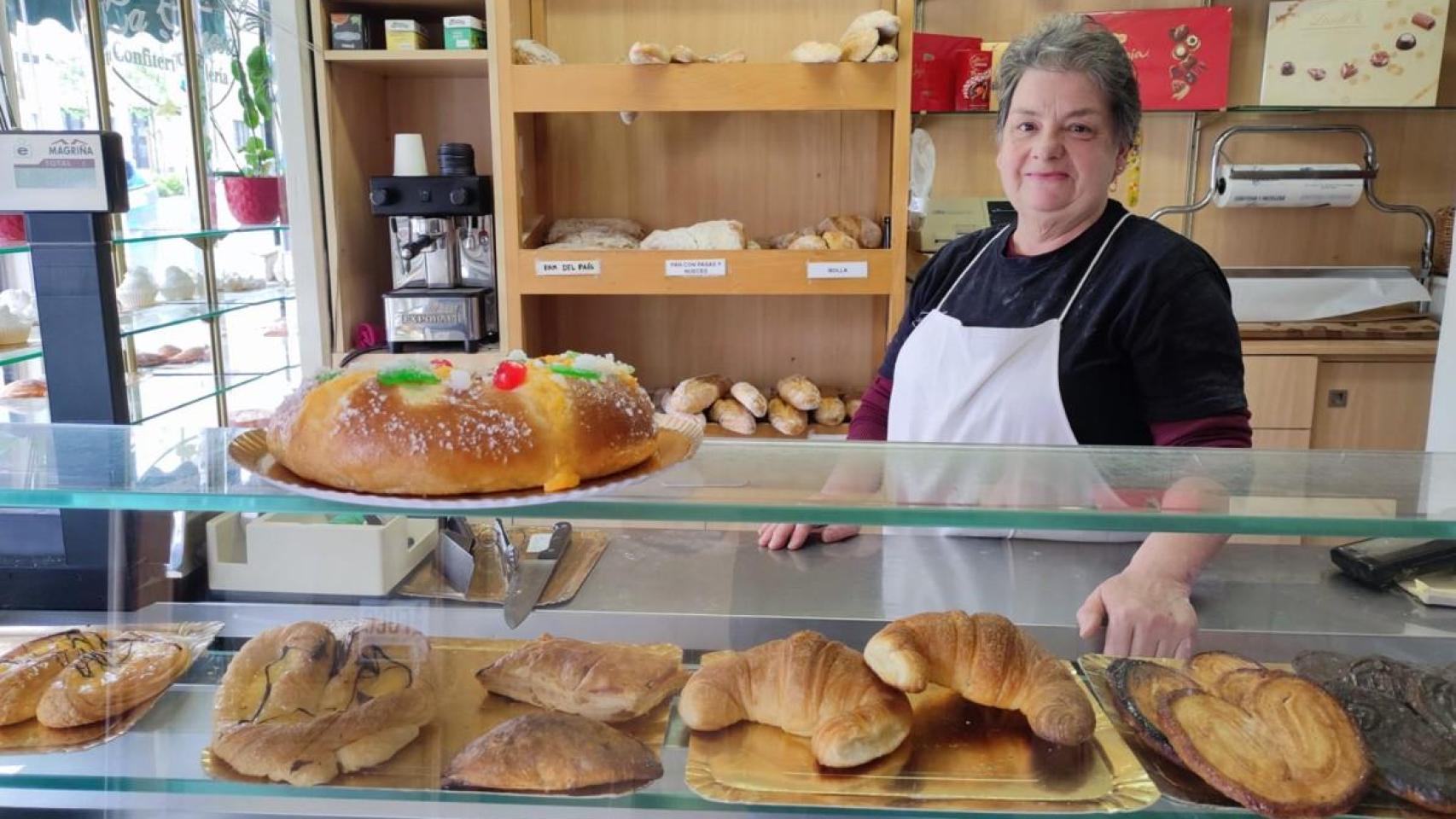Pura Villar, entre roscones, pan y pasteles en la confitería La Vienesa de A Coruña.