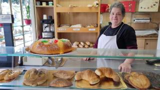 Pura Villar, entre roscones, pan y pasteles en la confitería La Vienesa de A Coruña.