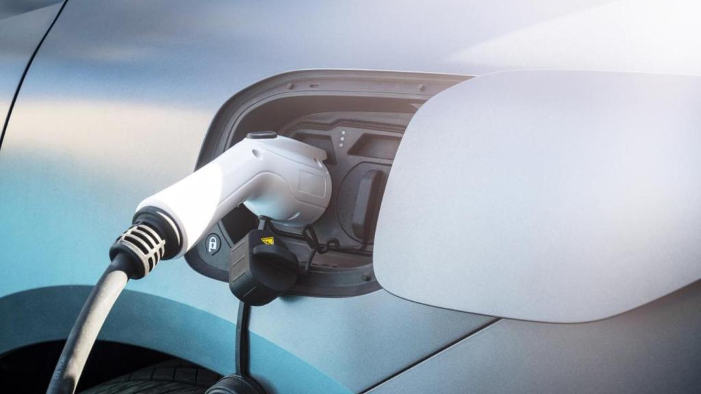Cargando un coche eléctrico, primer plano.