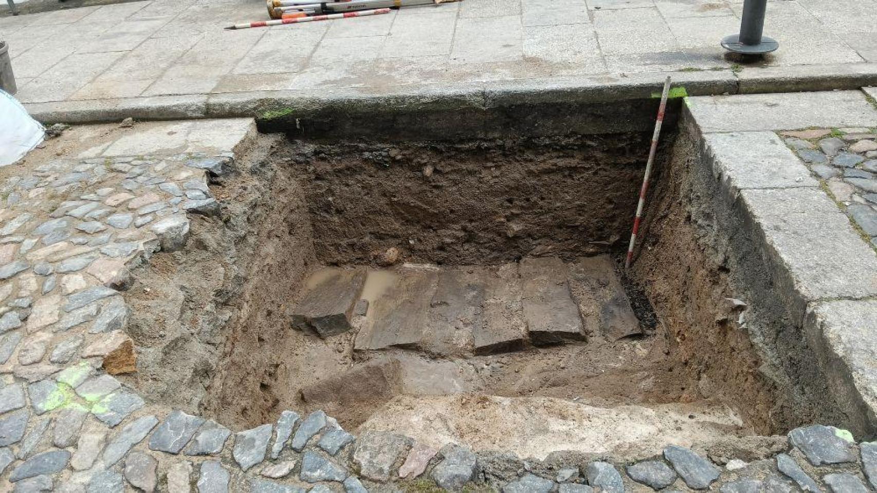 Restos de la muralla de Vigo en la calle