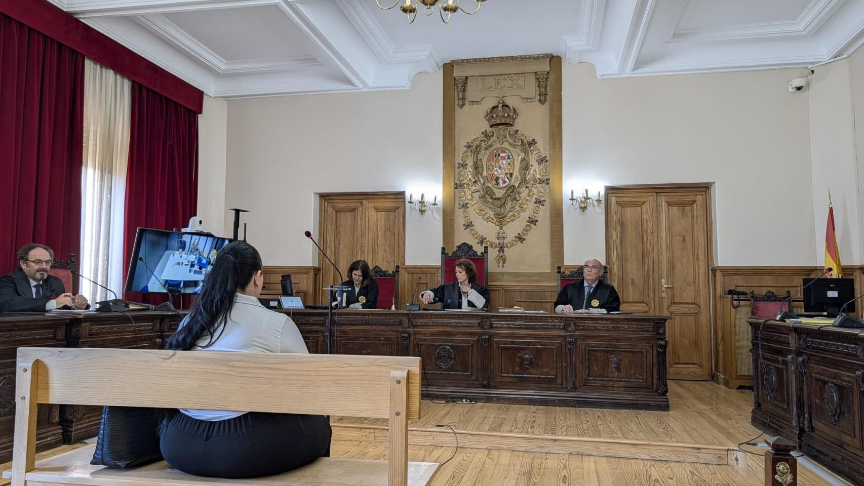 Momento de la vista este martes en la Audiencia de Toledo. De los tres acusados, solo una compareció físicamente; el segundo declaró por videoconferencia y el tercero permanece en paradero desconocido.