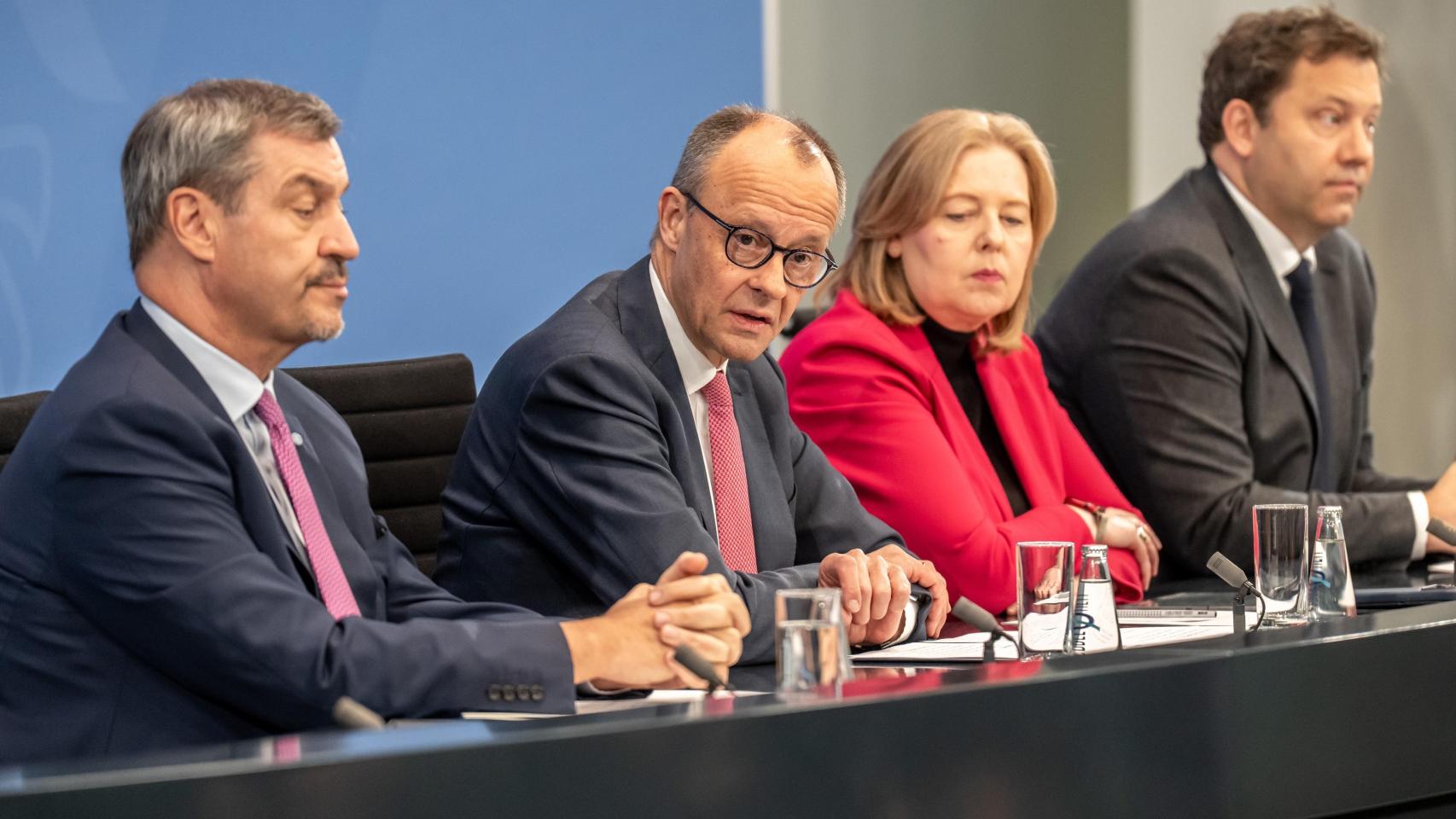 El canciller alemán Friedrich Merz participa en la rueda de prensa tras la reunión del comité de coalición junto a Markus Soeder (izquierda), ministro presidente de Baviera y presidente de la CSU, y Baerbel Bas (segunda por la derecha), ministro de Trabajo alemán y copresidente federal del SPD, así como Lars Klingbeil (derecha), ministro de Finanzas alemán y copresidente federal del SPD.