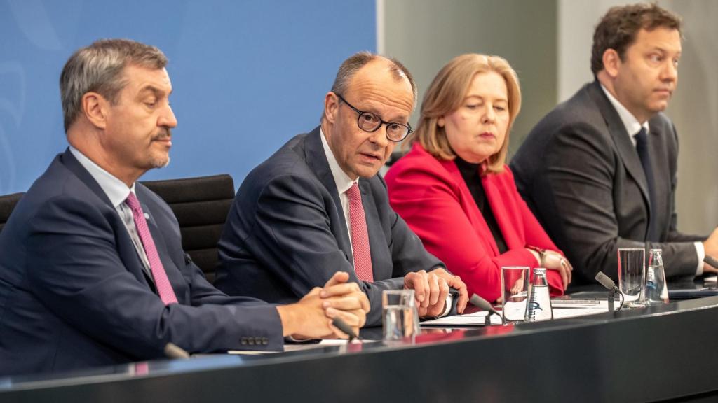 El canciller alemán Friedrich Merz participa en la rueda de prensa tras la reunión del comité de coalición junto a Markus Soeder (izquierda), ministro presidente de Baviera y presidente de la CSU, y Baerbel Bas (segunda por la derecha), ministro de Trabajo alemán y copresidente federal del SPD, así como Lars Klingbeil (derecha), ministro de Finanzas alemán y copresidente federal del SPD.