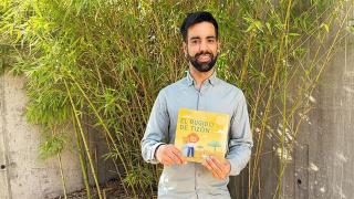 Víctor Núñez con El Rugido de Tizón, el libro en el que él es el protagonista.